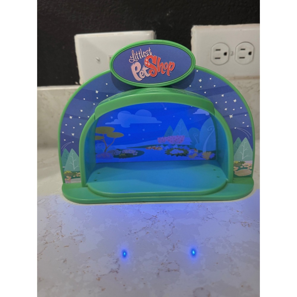 Littlest Pet Shop LPS 2007 Hasbro Light Up Stage Display Green Blue Accessory